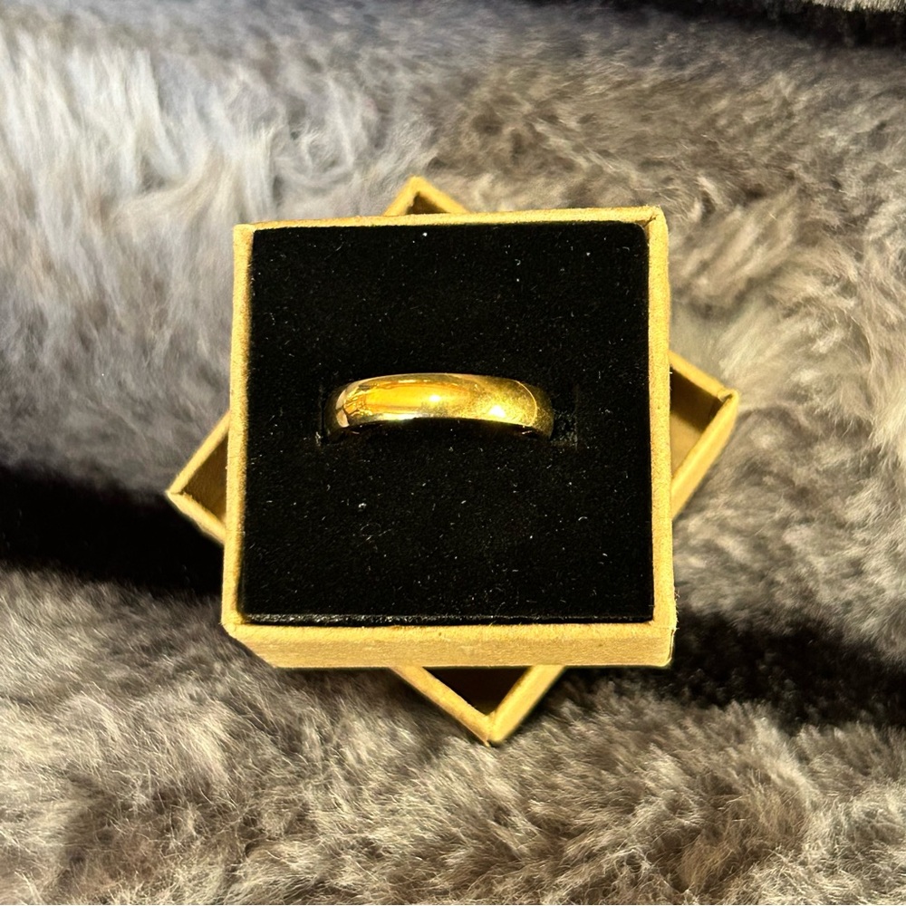 Ladies 18kt solid yellow gold 4mm classic dome wedding band NIB 6.5